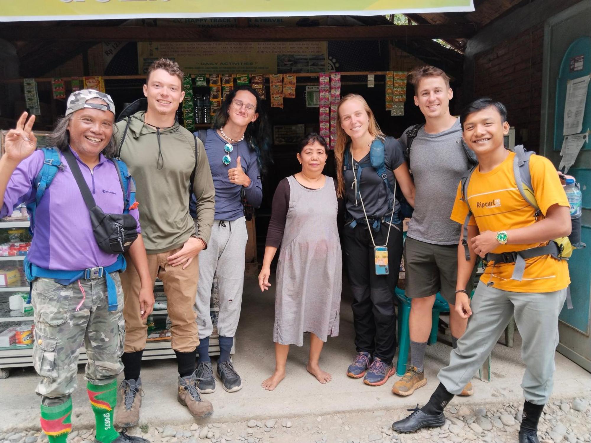 Jhony'S Backpacker-Guest House Only Stay Here Book Treking With Us Bukit Lawang Exterior foto