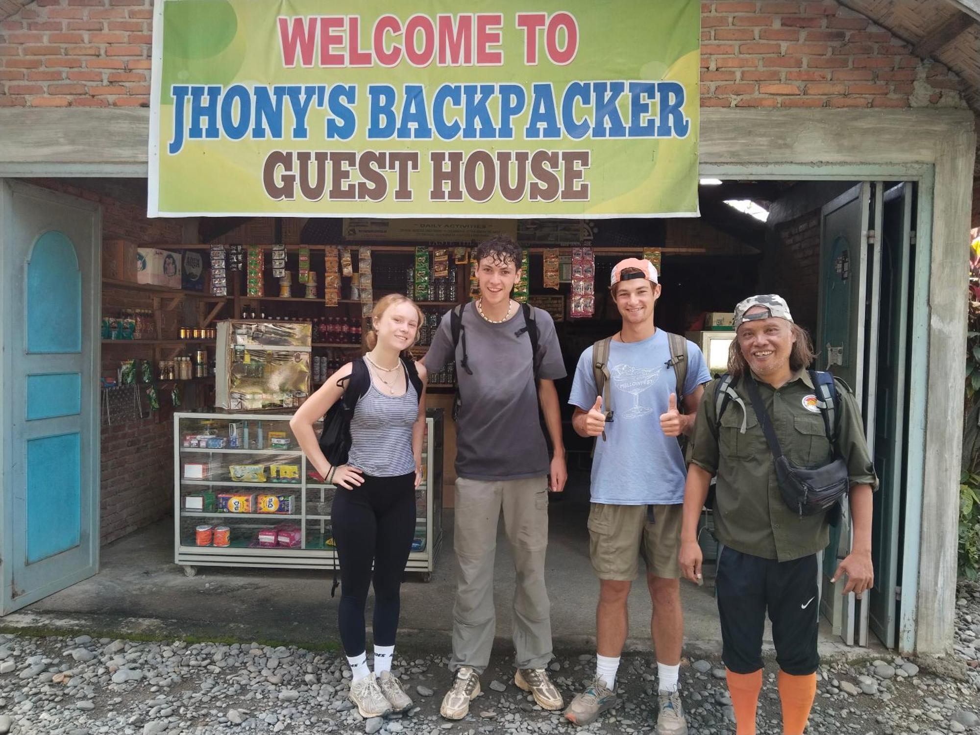 Jhony'S Backpacker-Guest House Only Stay Here Book Treking With Us Bukit Lawang Exterior foto
