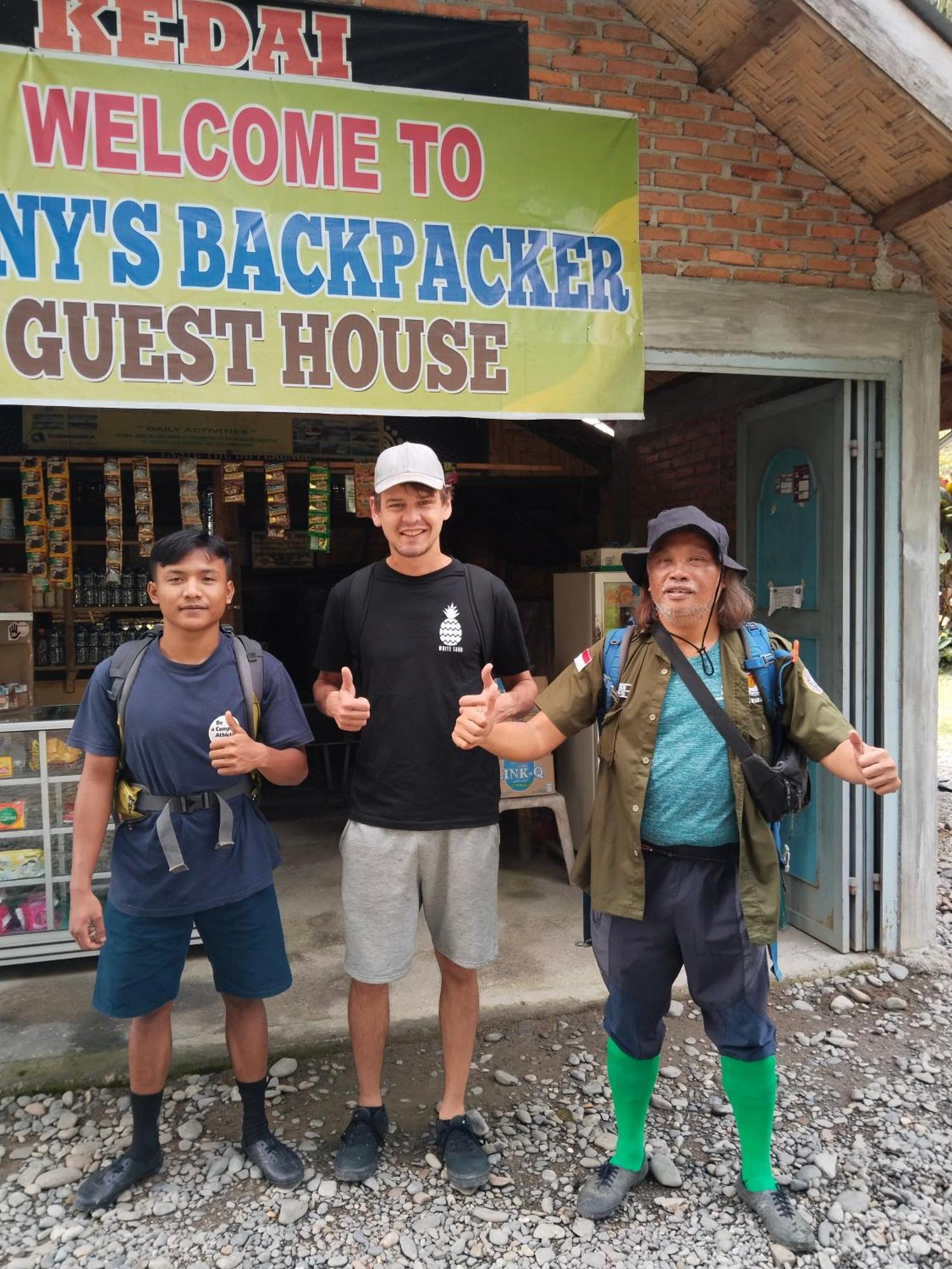 Jhony'S Backpacker-Guest House Only Stay Here Book Treking With Us Bukit Lawang Exterior foto