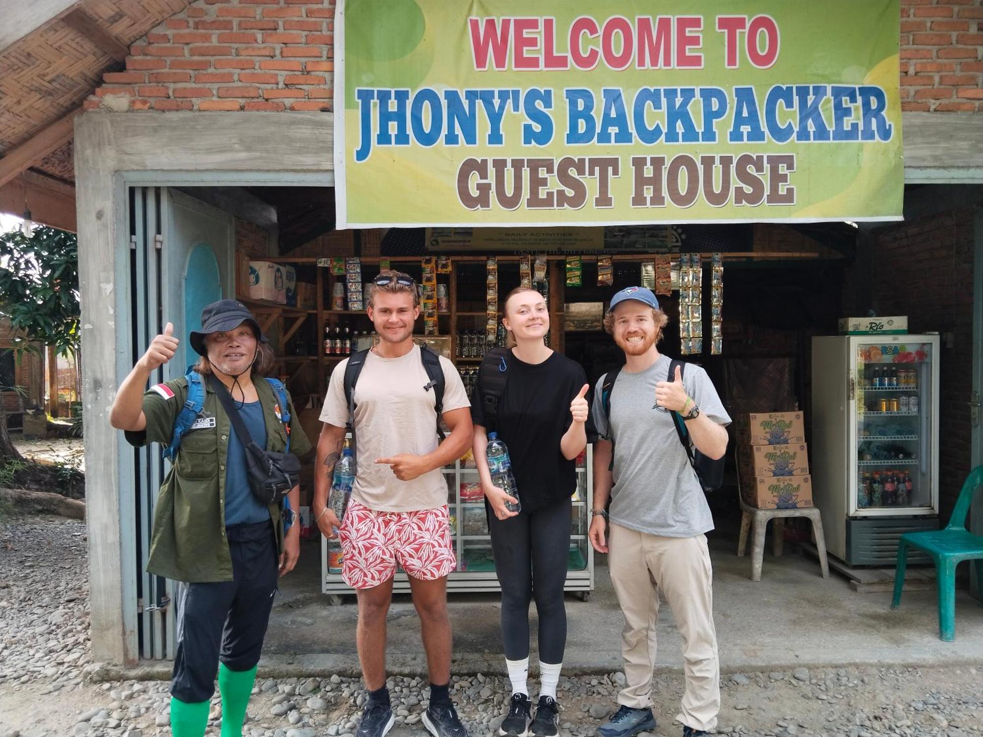 Jhony'S Backpacker-Guest House Only Stay Here Book Treking With Us Bukit Lawang Exterior foto